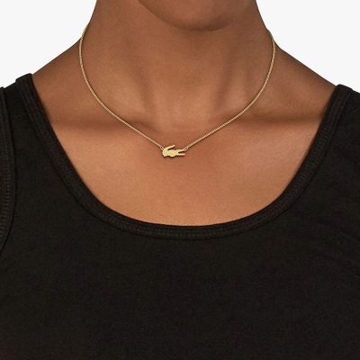 collier lacoste femme avec pendentif crocodile acier doré