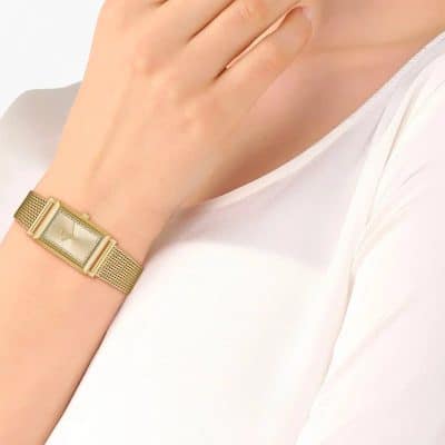montre-lacoste-collection-catherine-en-acier-et-pvd-dore cadran rectangulaire bracelet maille milanaise