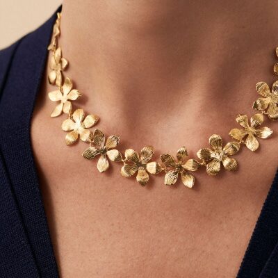 collier agatha bloom ras du cou femme avec fleurs dorées multitudes de fleurs