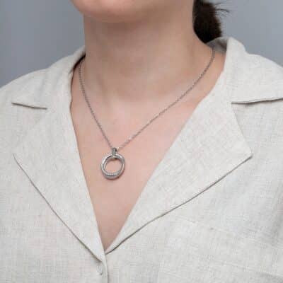 collier lotus style femme acier urban woman deux anneaux enlacés