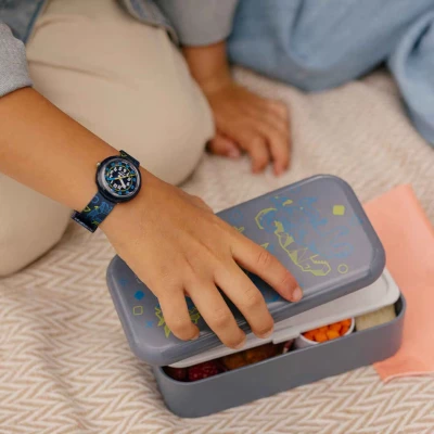 montre flik flak enfant dino diner coffret dinosaure et bento box bracelet textile bleu marine
