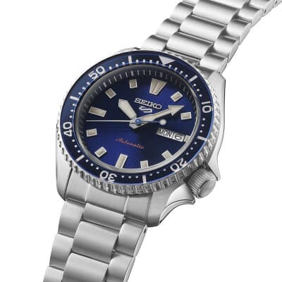 montre seiko 5 sport homme automatique acier et cadran bleu jour date 100 atm