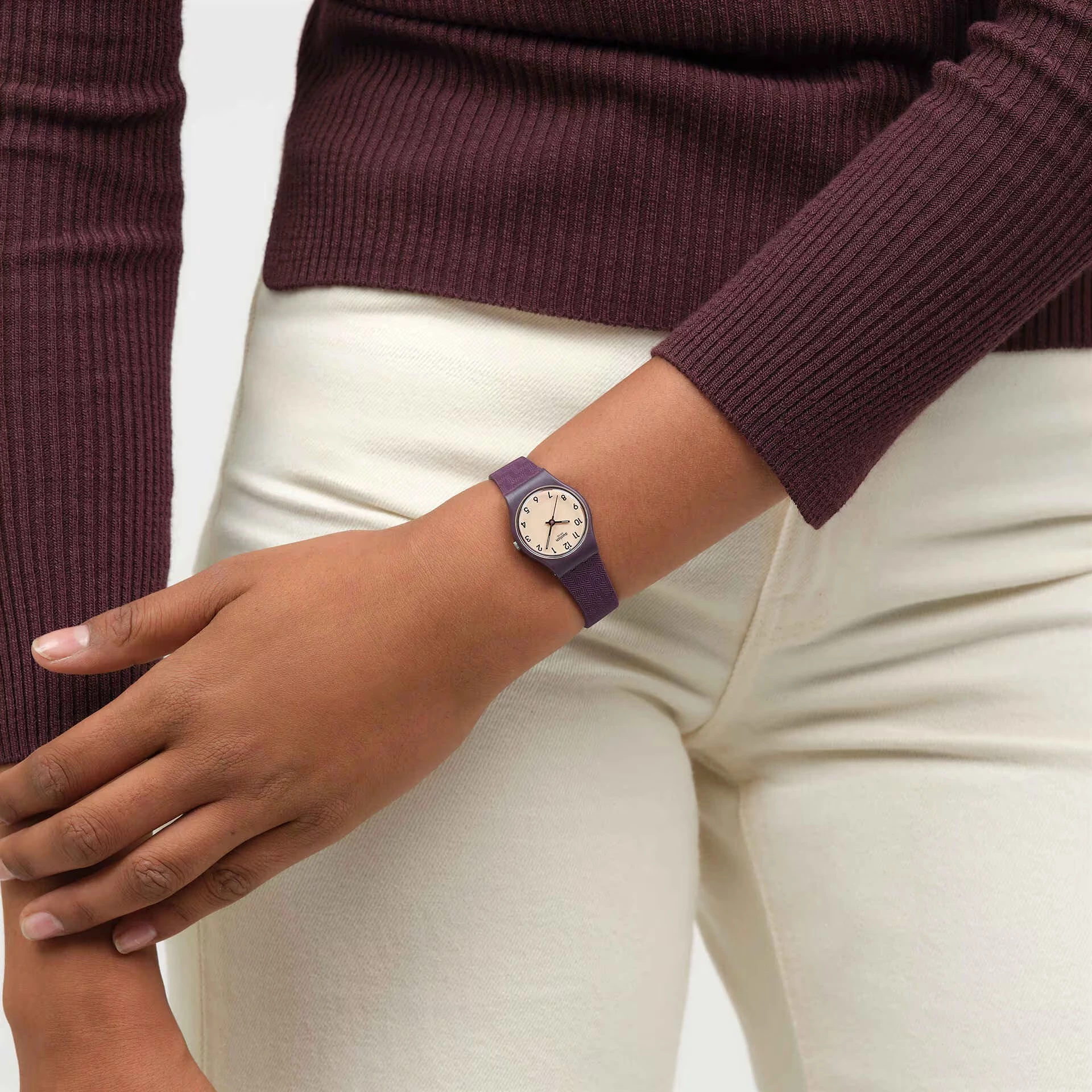 montre swatch lady repeat chic 25 mm bracelet silicone violet foncé cadran beige quartz 3 bar