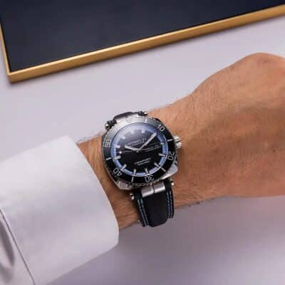 montre herbelin newport diver automatique rehaut bleu montre de plongée étanche 300 mètres acier bracelet textile bleu