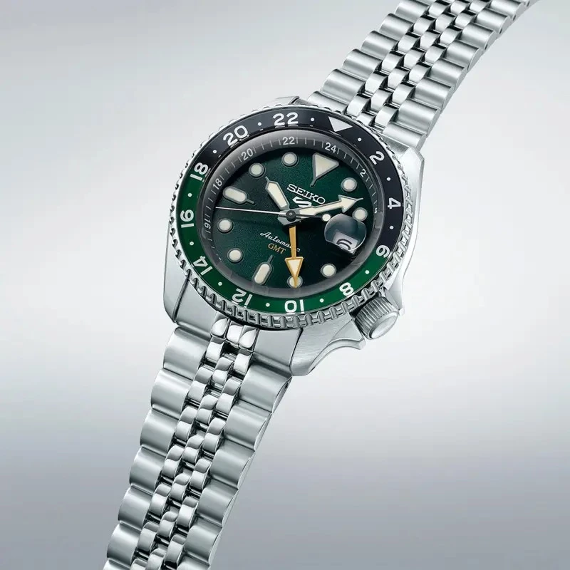 montre seiko 5 sports GMT automatique homme acier et vert maille jubilee cadran vert bracelet acier