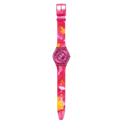 Montre Swatch Skin Paradise Mist cadran rose avec un effet brossé soleil, boîtier biosourcé mat transparent rose et bracelet mat transparent rose à motif multicolore.