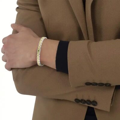 bracelet-lacoste metropole-en-acier-gris-dore-longueur-19-cm-ajustable-porté par un homme