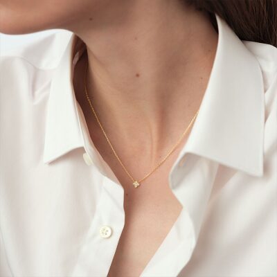 collier agatha beloved ras du cou argent doré portée par une femme