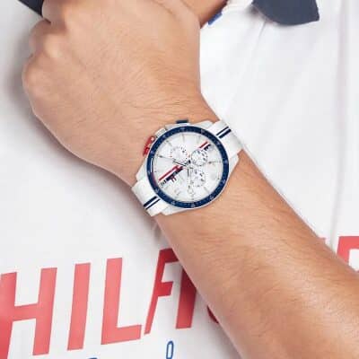 montre-bank-tommy-hilfiger portée homme acier et silicone blanc portée par un homme à son poignet