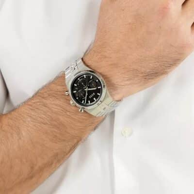 montre-boss-collection-candor-prime-en-acier-argente porté par un homme au poignet