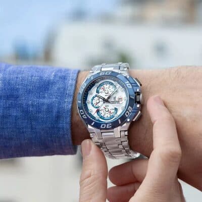 montre-festina-collection-chrono-bike-en-acier-argente lunette bleue chronographe portée au poignet par un homme