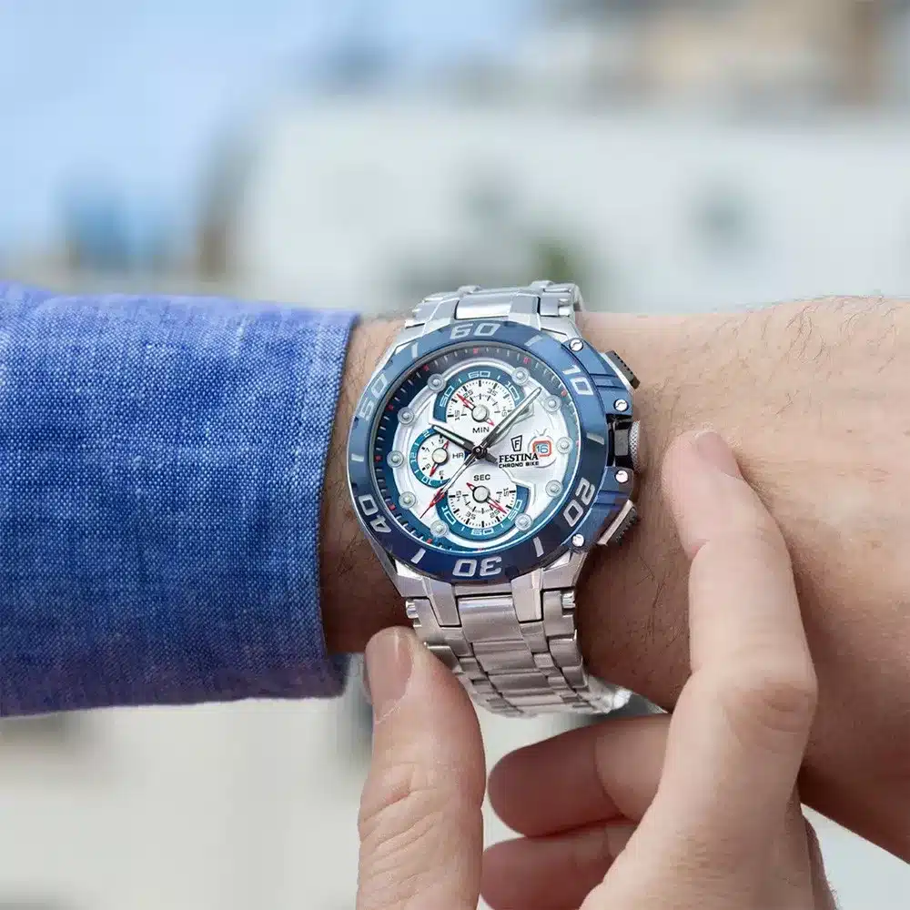 montre-festina-collection-chrono-bike-en-acier-argente lunette bleue chronographe portée au poignet par un homme