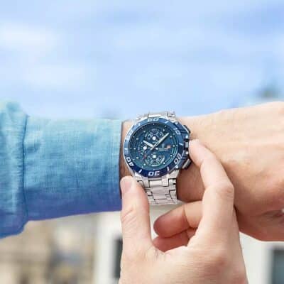 montre-festina-collection-chrono-bike-en-acier-argente cadran bleu chronographe modèle portée au poignet par un homme