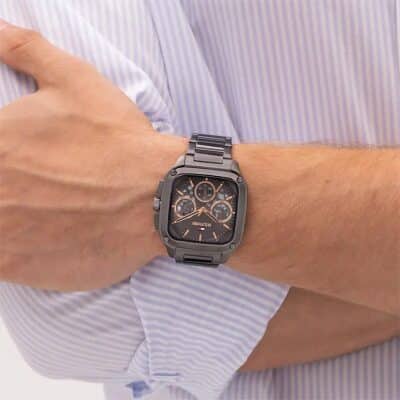montre-herald-tommy-hilfiger acier noir portée au poignet par un homme