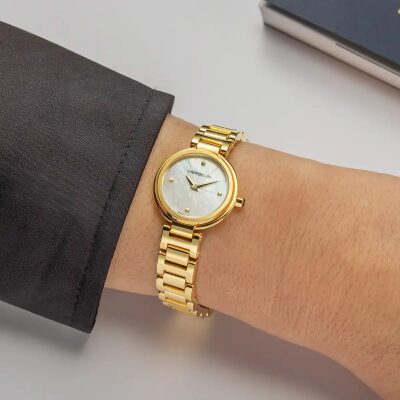 montre herbelin femme lady H acier doré portée par une femme