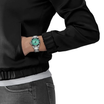 montre tissot seastar 1000 36 mm portée par une femme quartz cadran turquoise