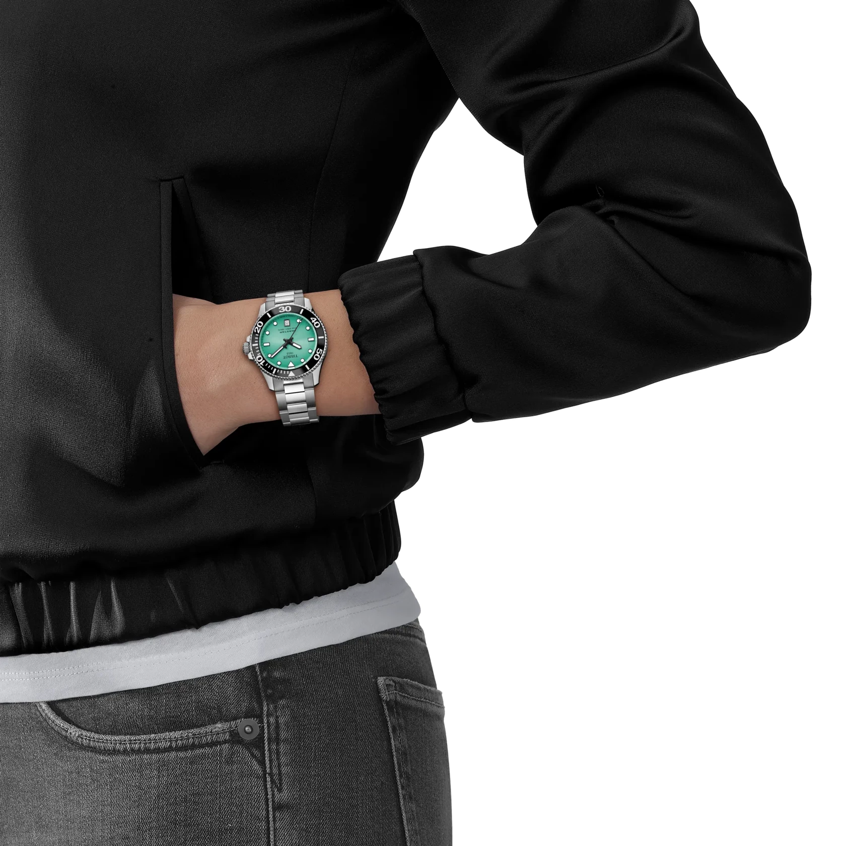 montre tissot seastar 1000 36 mm portée par une femme quartz cadran turquoise