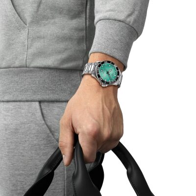 montre tissot seastar 1000 40 mm acier et turquoise portée par un homme au poignet étanche 300 M