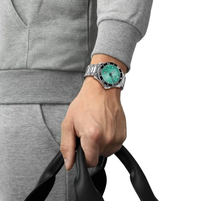 montre tissot seastar 1000 40 mm acier et turquoise portée par un homme au poignet étanche 300 M
