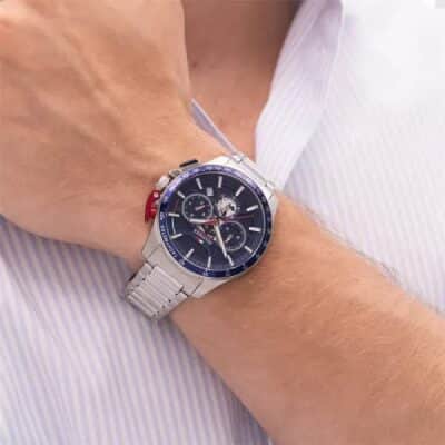 Montre Tommy Hilfiger Bank en Acier Argenté chronographe porté par un homme