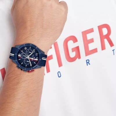 montre tommy-hilfiger-collection-bank-en-silicone-bleu portée par un homme