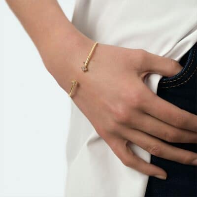 bracelet agatha beloved jonc cristal doré porté au poignet par une femme