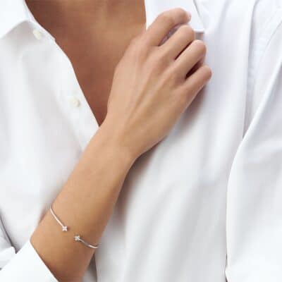 bracelet agatha jonc beloved cristal argenté porté au poignet par une femme